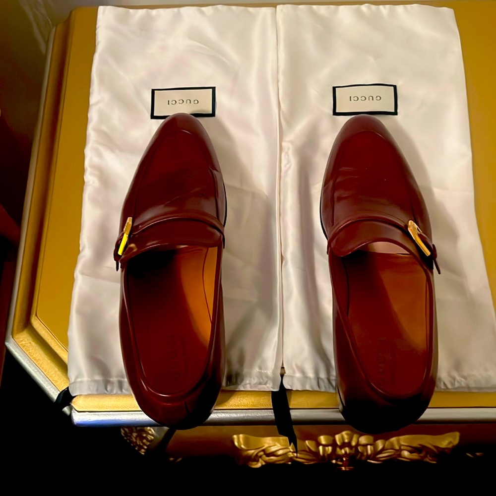 Gucci shoes worn only once. Size 12
Beautiful burgundy shoes